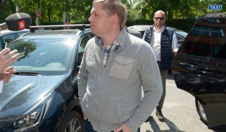 فيديو : سياسي دنماركي يحرق نسخة من القرآن